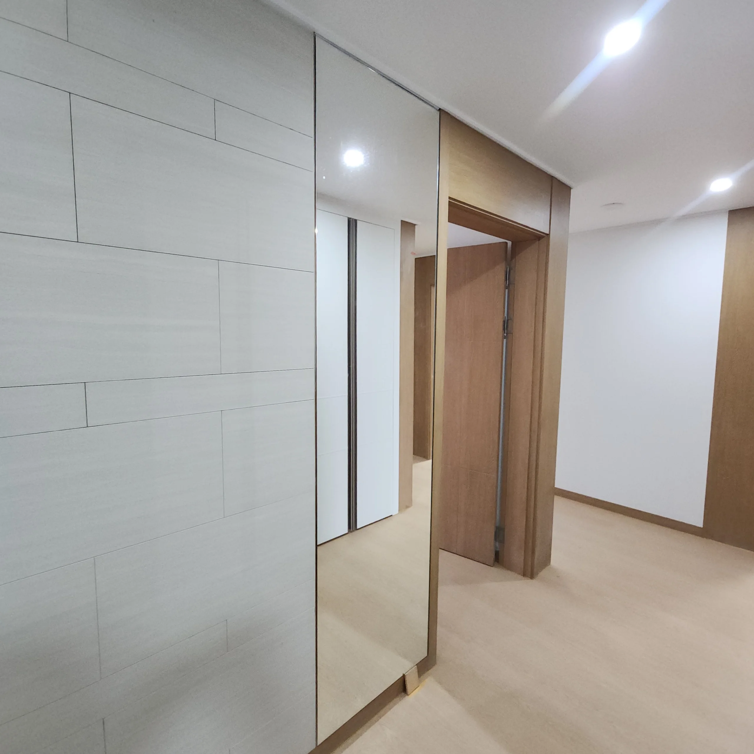 서울 강남구 기존 거울 철거 및 벽면 정리 작업