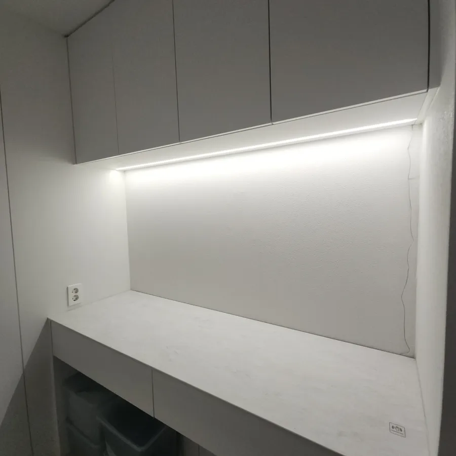 벽면 상단에 LED 조명이 설치된 거울 설치 전 모습